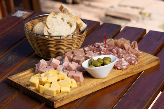 Tabla de botana picada jam&oacute;n serrano, queso, aceitunas, salami y pan