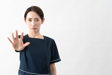 エステサロン制服を着た若い女性　ビューティイメージ