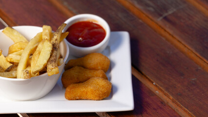 Comida rápida pollo frito con papas fritas y salsa catsup Imagenes de comida para restaurantes y cafeterías 