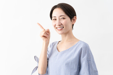 私服姿の女性　ライフスタイルイメージ