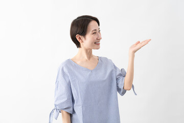 私服姿の女性　ライフスタイルイメージ