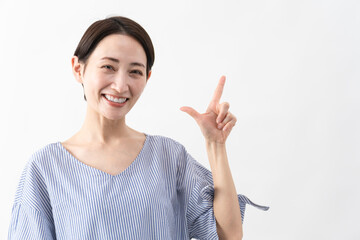 私服姿の女性　ライフスタイルイメージ