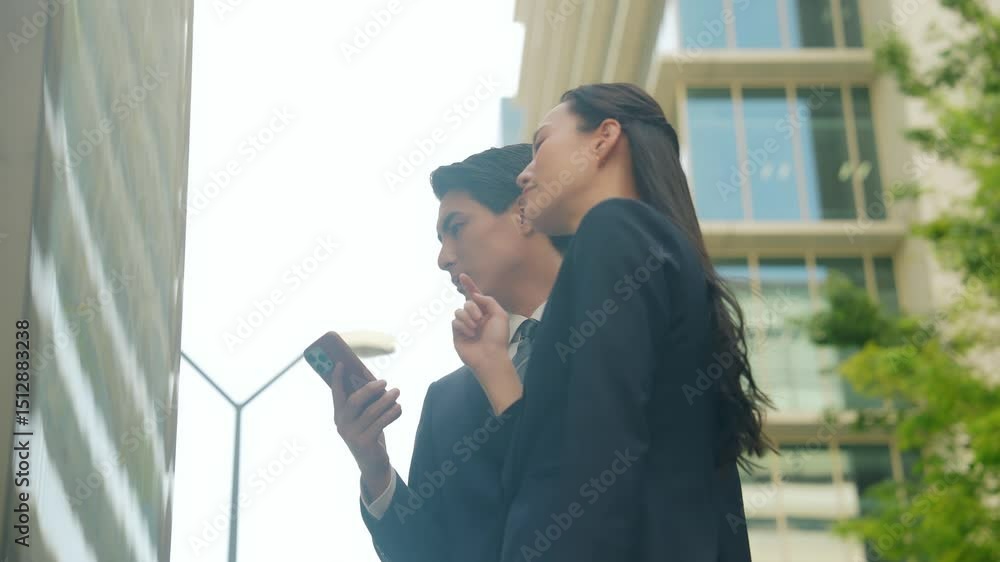 Poster ガイドマップとスマホを見て場所を確認する男女ビジネスパーソン