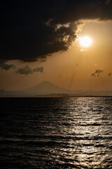 黄昏に染まる霊峰富士