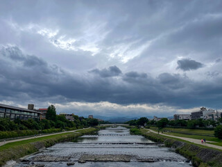 曇り空の鴨川