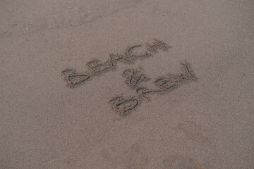 Obraz premium Beach and Brew – Handwritten Message on Volcanic Sand