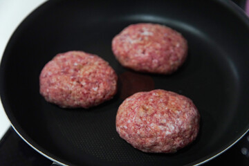 ハンバーグを焼く様子