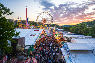 Traditionelles Volksfest Maidult Regensburg in Bayern bei untergehender Sonne in warmem Licht