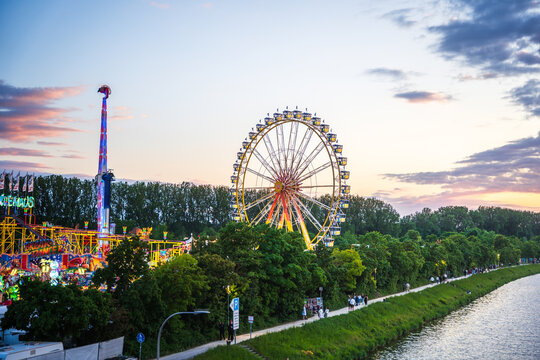 Die Maidult Regensburg bei Sonnenuntergang mit festlicher Stimmung in Bayern Deutschland