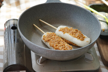 五平餅を作る様子