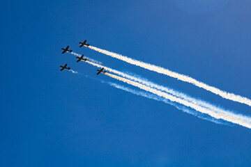 Planes in an airshow with smoke trail