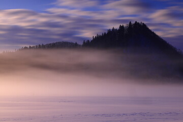 朝陽に染まる樹氷と川霧