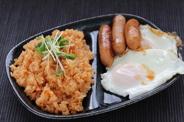 ケチャップライスと目玉焼きとウィンナー