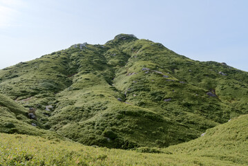 屋久島、北西側稜線から望む宮之浦岳
