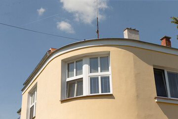 Obraz premium Experience a captivating view of the uniquely curved facade which boasts stylish windows under a bright sunny sky