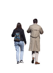 Vue de dos d’un homme de 40 ans consultant son téléphone, marchant avec une femme de 25 ans en jean et veste noire, au printemps, tenues décontractées