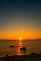  輝く夕日が水平線に沈む葉山森戸海岸の美しい光景　神奈川県