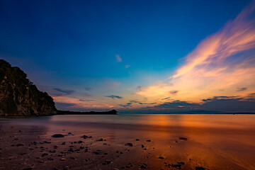  夕焼け雲が美しく彩る長者ヶ崎海岸のひととき　神奈川県　湘南　葉山町