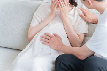 マタニティブルーの妊婦の妻を励ます夫