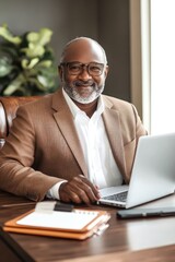 Obraz premium concept of remote work and productivity. smiling elderly african american man in glasses working on laptop. education, retirement, business and senior lifestyle. professional career, technology