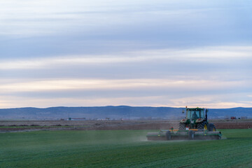 TRACTO LABRANDO UN CAMPO