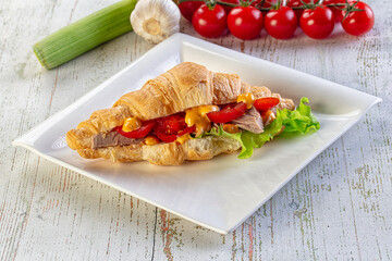 Croissant with tuna, tomato and salad