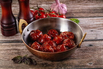 Beef meatballs with tomato sauce