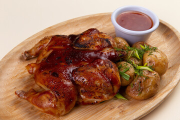 Fried chicken with new potatoes and sauce.