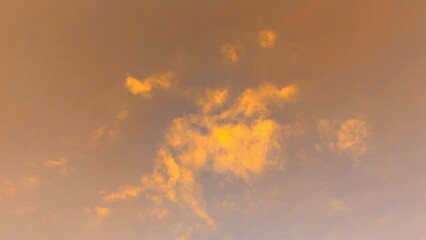 Golden Hour Sky: Warm Tones and Soft Cloud Formations at Sunset