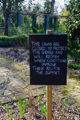Handwritten sign telling people the lawns are closed