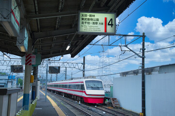 東武鉄道のりょうもう号が赤城駅で停車している風景