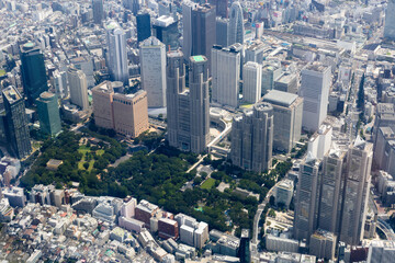 新宿中央公園上空から新宿の街並みを空撮