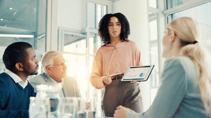 Obraz premium Group presentation, businesswoman and tablet screen with data, investment stats and planning. Meeting, analyst and brainstorming with technology for financial charts, proposal or discussion in office