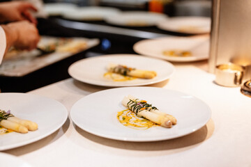 Chef en cuisine dressant les asperges 