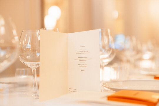 pr&eacute;sentation du menu ouvert sur la table de r&eacute;ception 