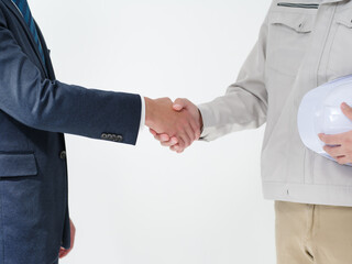 スーツ男性と作業着男性の握手