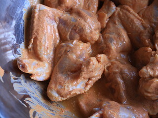 close up marinated chicken wings