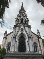 Obraz premium Front view of the Lutheran Church in Petrópolis, Rio de Janeiro, Brazil, under a heavily overcast sky.