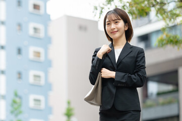スーツを着た女性
