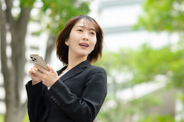 屋外で電話をするビジネスウーマン
