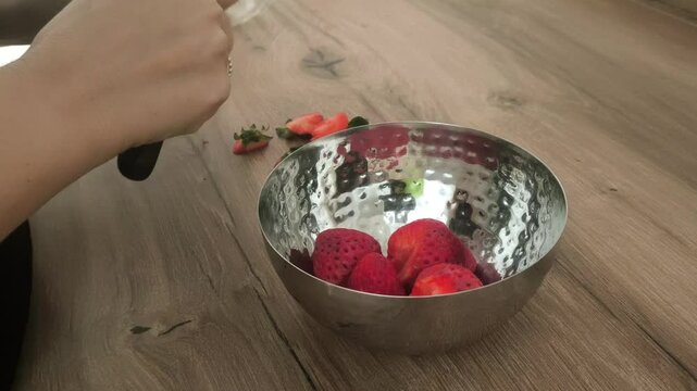 Manos de mujer cortando fresas saludables fruta roja dieta