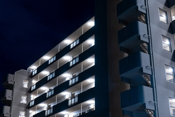夜の集合住宅の外観
