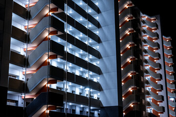 夜の集合住宅の外観