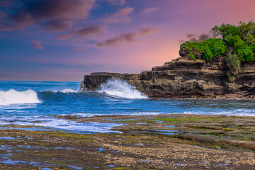 Obraz premium Tanah Lot Temple on the island of Bali known as the island of Gods. Sitting on top of rock island over looking turquoise blue beaches in Bali Indonesia