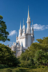 Obraz premium stunning view of castle featuring tall spire slightly shifted to right set against clean light background