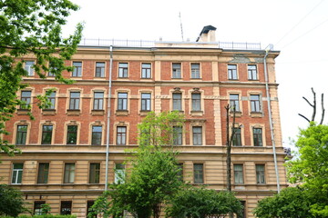 Fototapeta premium A beautiful historic building facade adorned with lush greenery and an inspiring cityscape