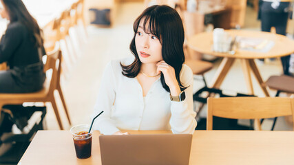 カフェで仕事をする女性・ビジネスウーマン