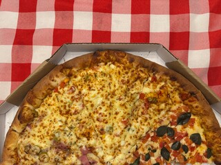 pizza com queijo e tomate 