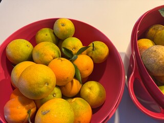 bacia com frutas laranjas 