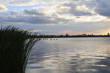 Obraz premium Golden sunlight reflects on tranquil river water under an expansive sky